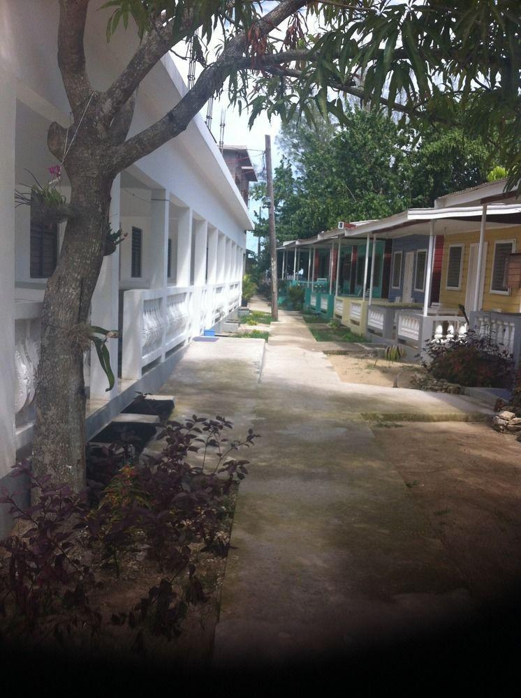 Roots Bamboo Beach Resort Negril Buitenkant foto