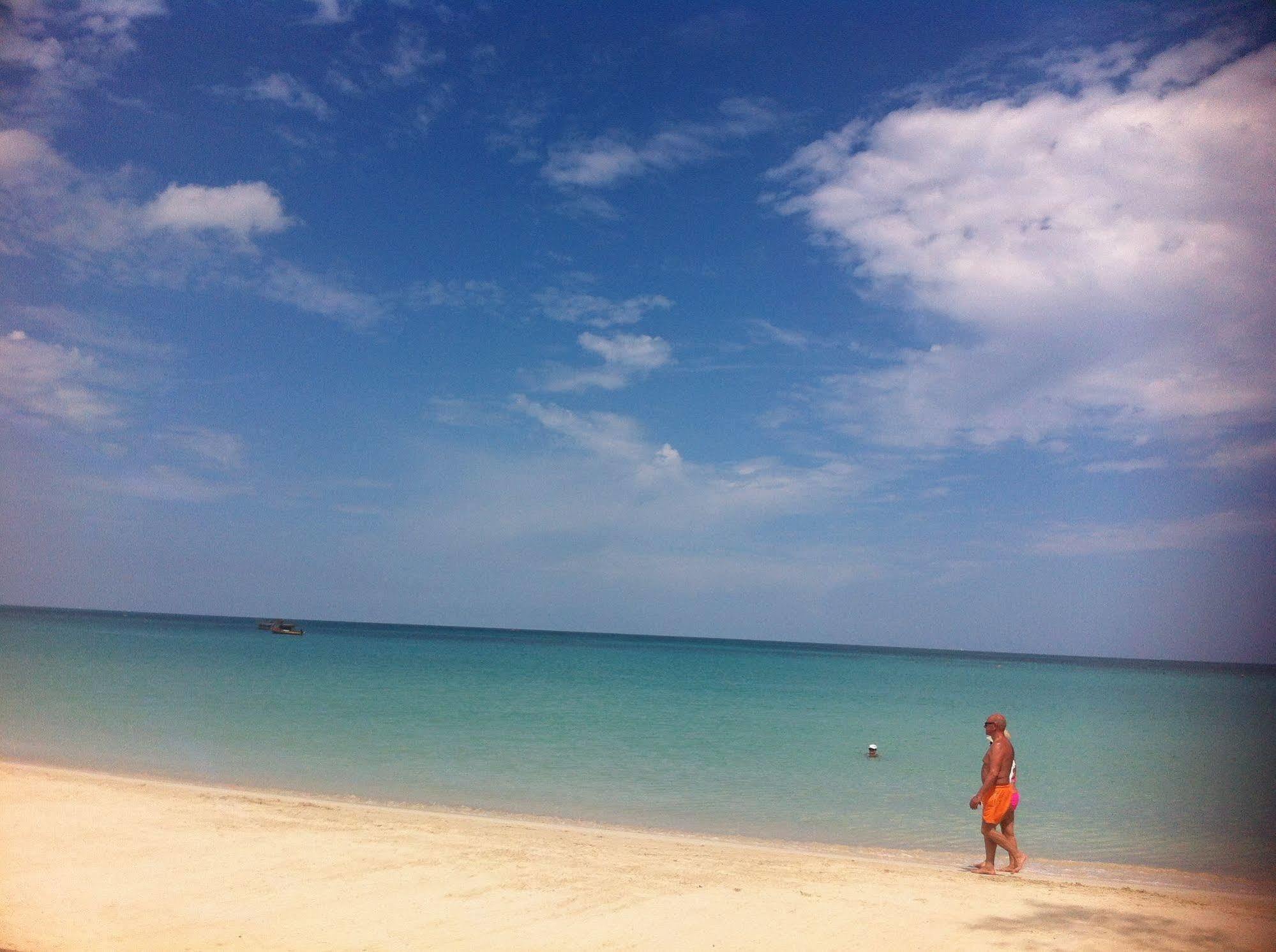 Roots Bamboo Beach Resort Negril Buitenkant foto