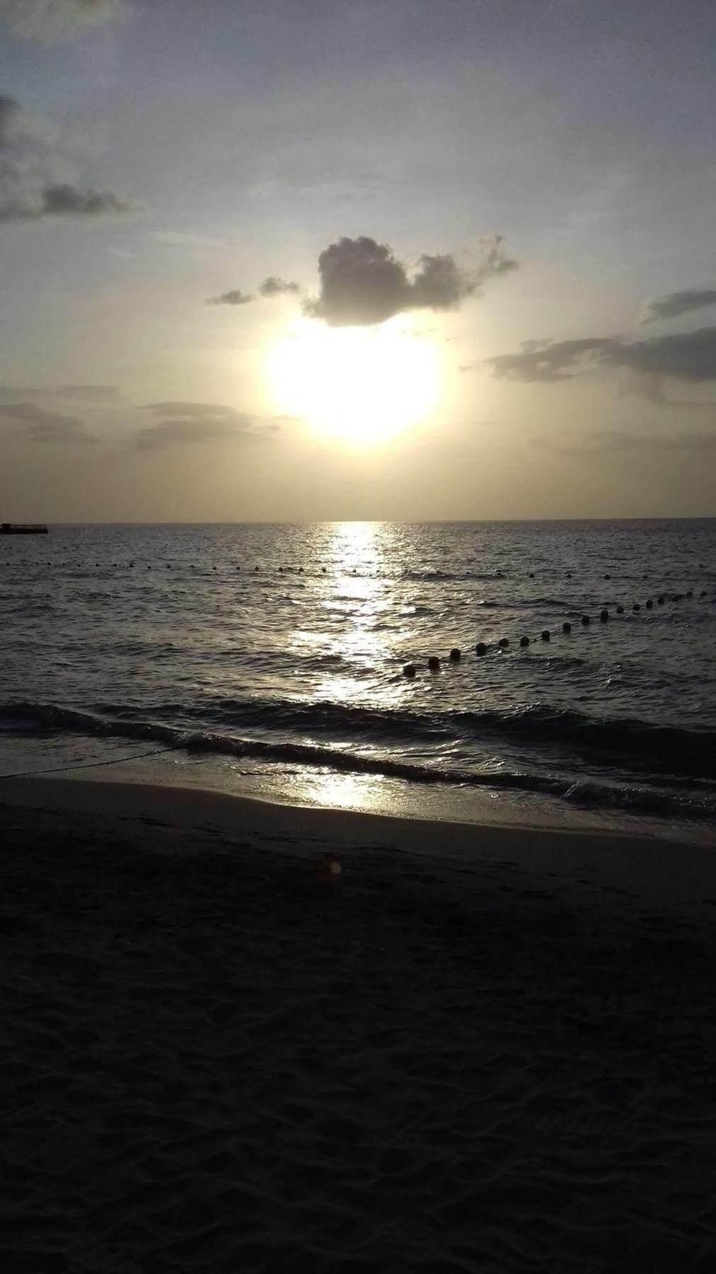 Roots Bamboo Beach Resort Negril Buitenkant foto