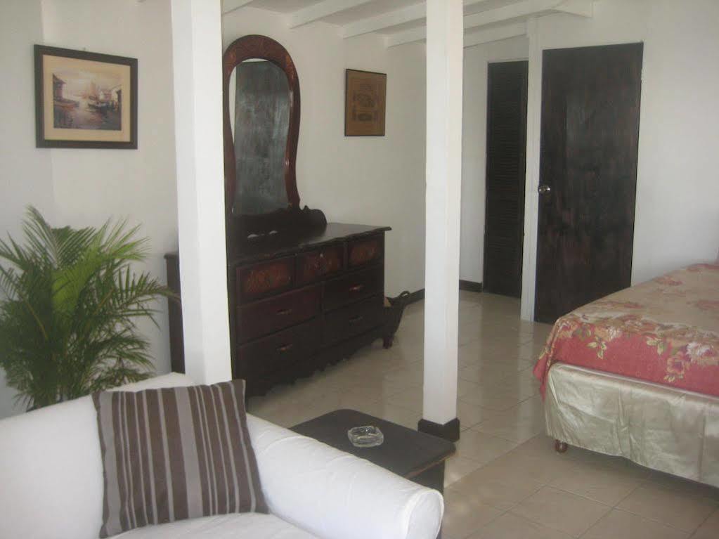 Roots Bamboo Beach Resort Negril Buitenkant foto