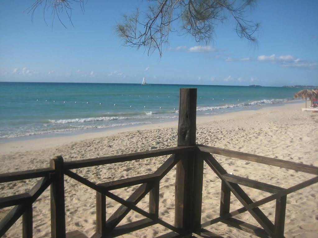 Roots Bamboo Beach Resort Negril Buitenkant foto
