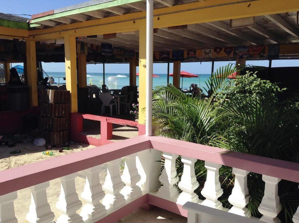 Roots Bamboo Beach Resort Negril Buitenkant foto