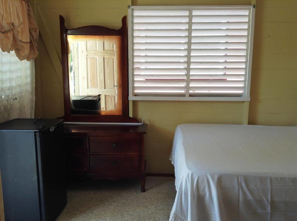 Roots Bamboo Beach Resort Negril Buitenkant foto